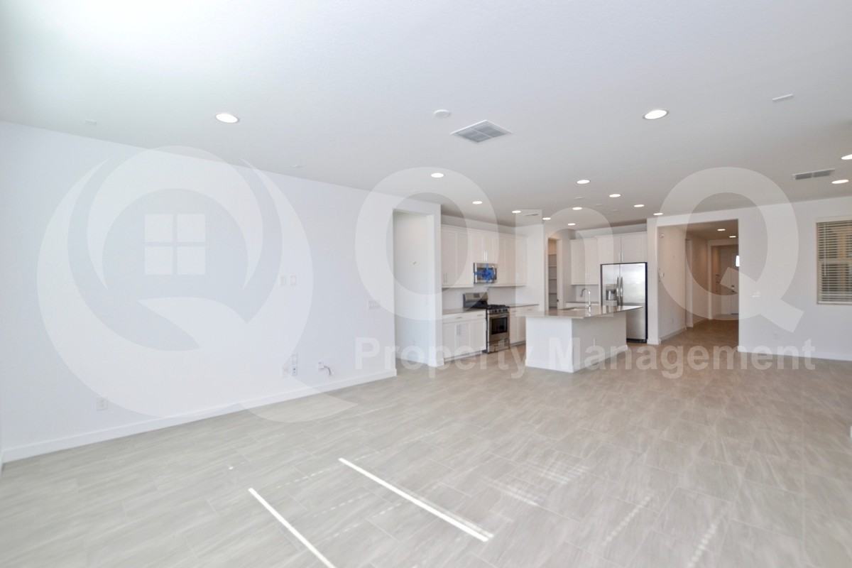 18847 W Desert Hills Dr - Photo 7 of 32