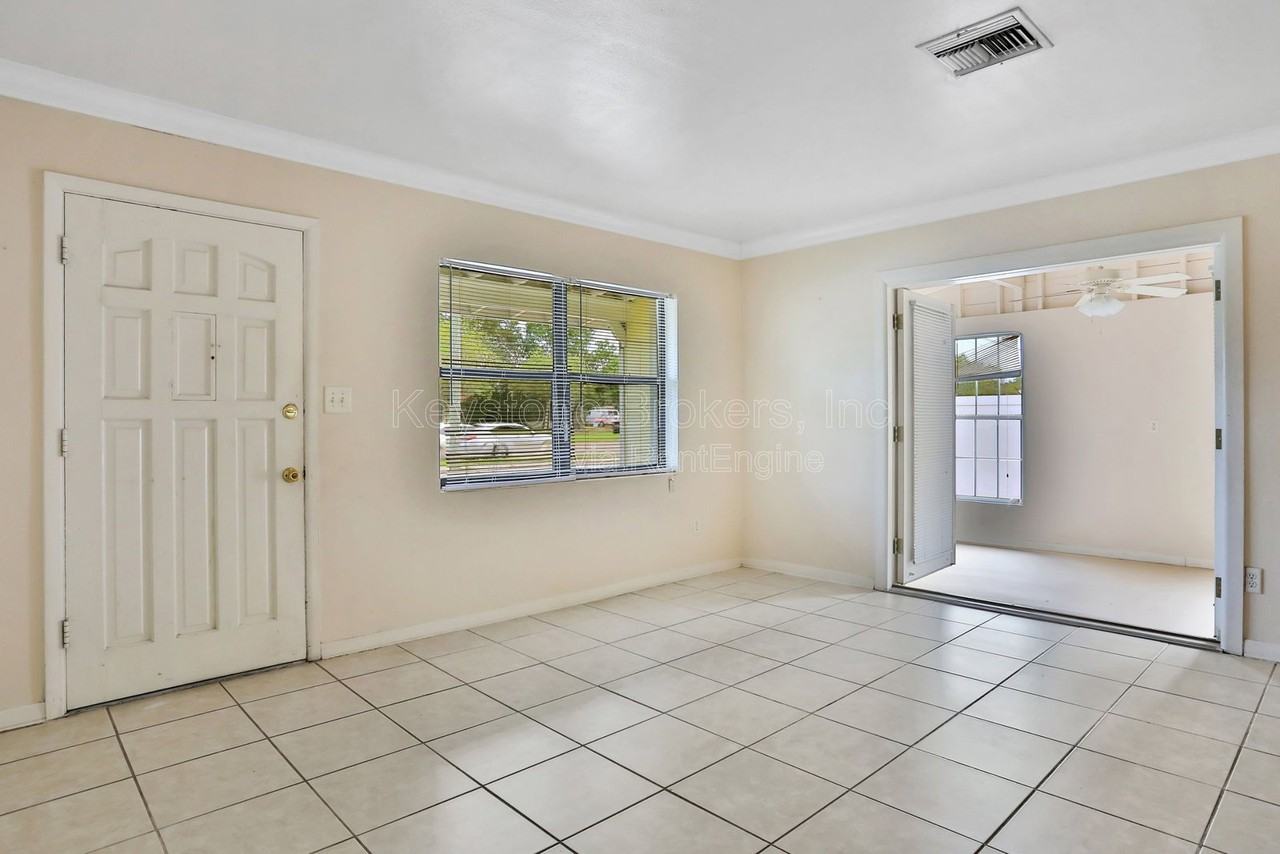 2711 Aloma Ave - Photo 6 of 9