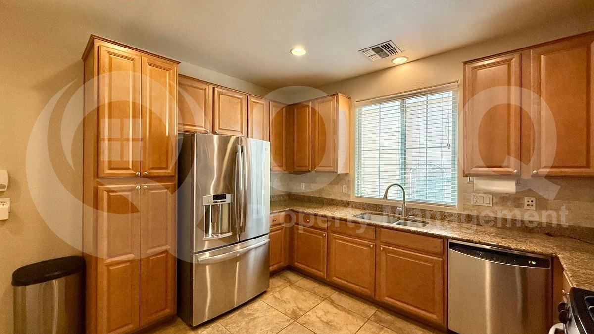 2942 N Evergreen St - Photo 3 of 20