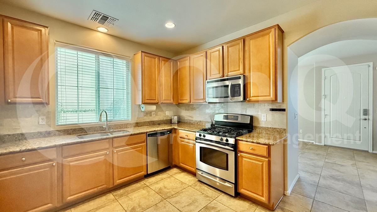 2942 N Evergreen St - Photo 4 of 20