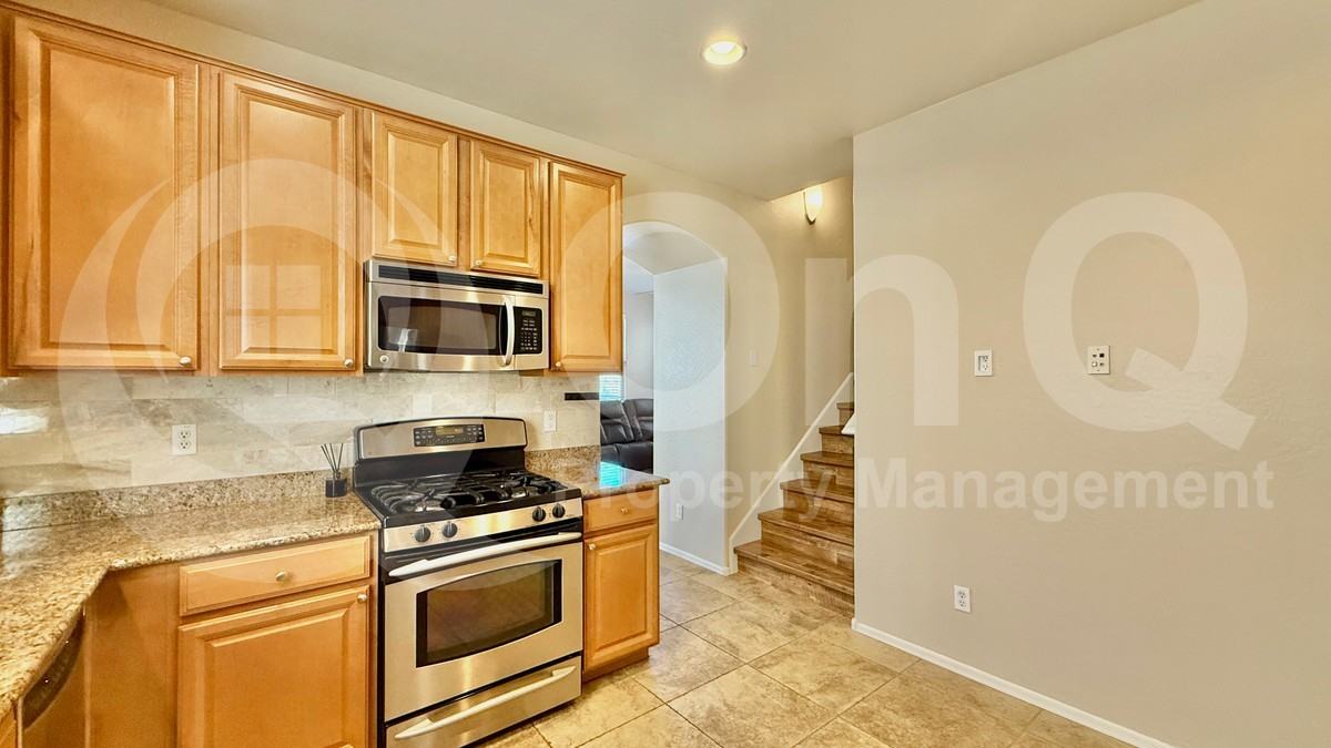 2942 N Evergreen St - Photo 5 of 20