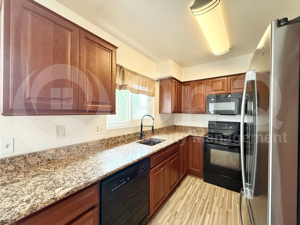 919 W Laguna Dr - Photo 5 of 17