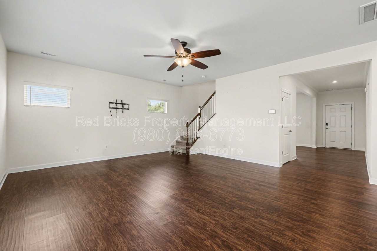 11144 Comiskey Ln - Photo 7 of 34