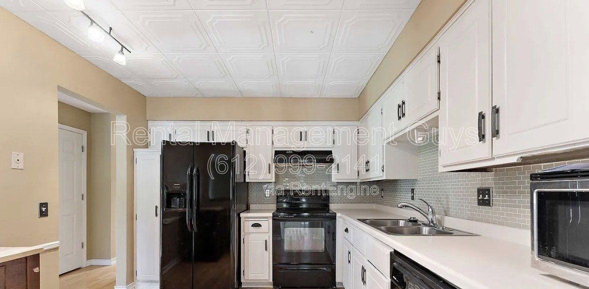 7390 Stewart Dr - Photo 3 of 10