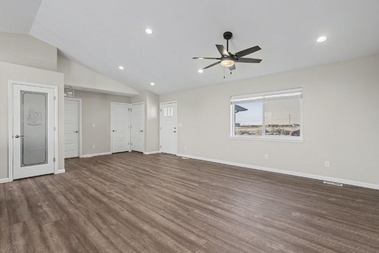 1905 E Tioga Ln - Photo 4 of 28