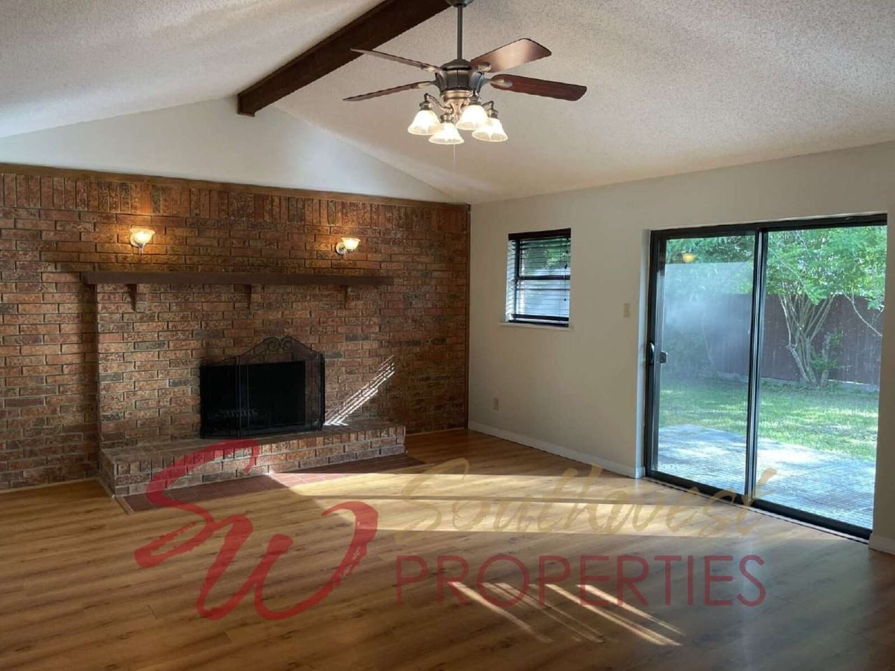 1209 Mockingbird Ln - Photo 2 of 13