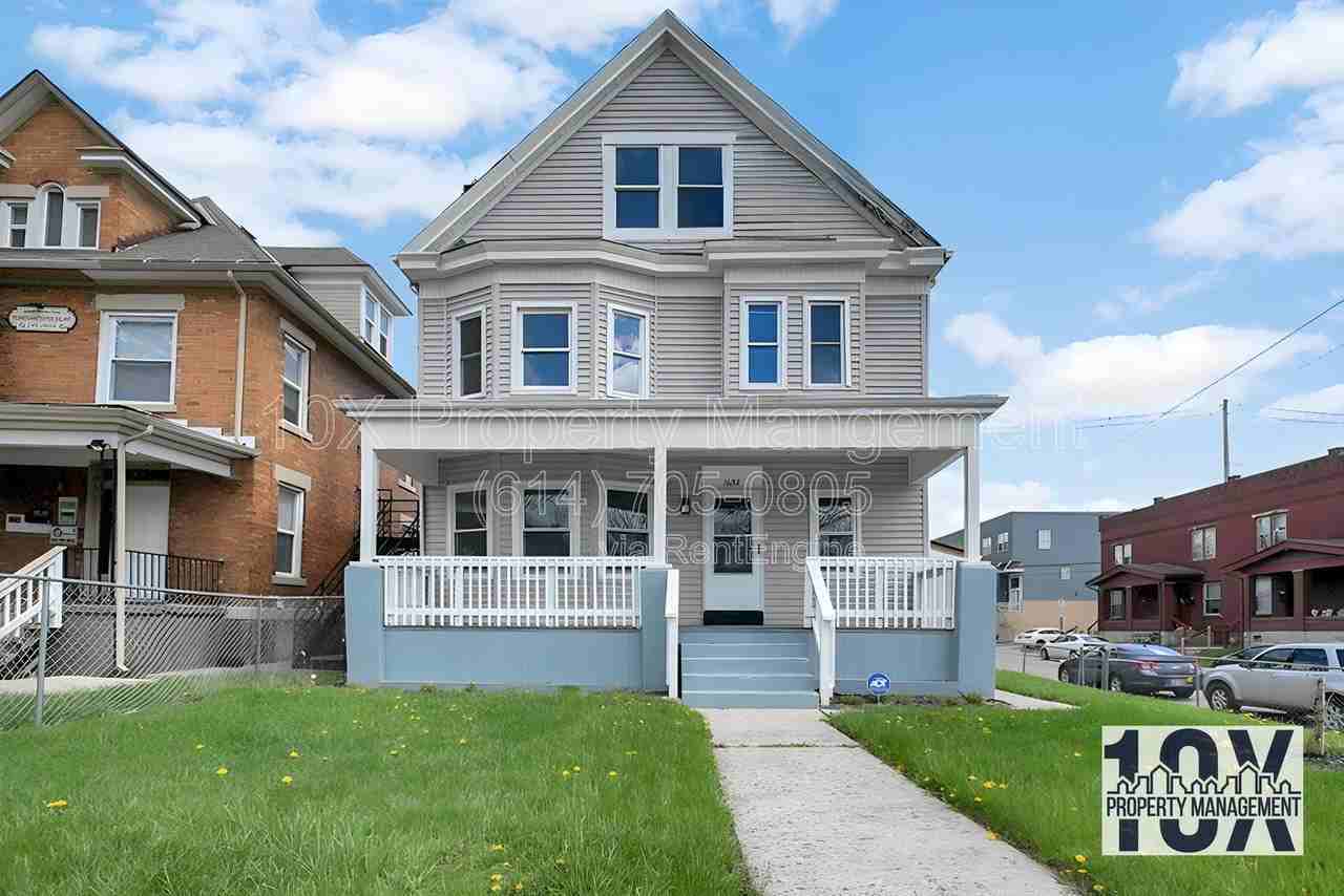 1652 Summit St #A - Photo 3 of 26