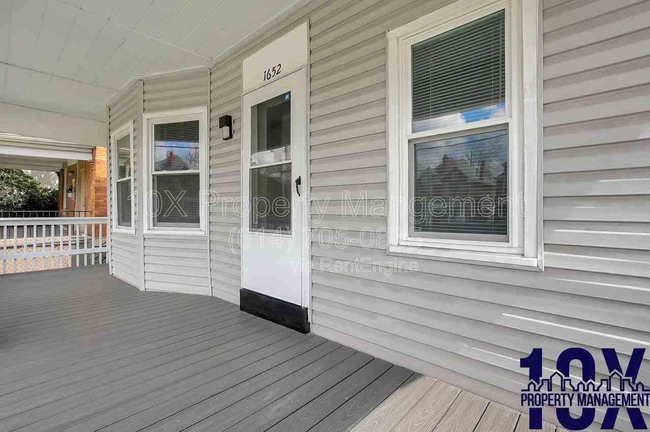 1652 Summit St #A - Photo 4 of 26