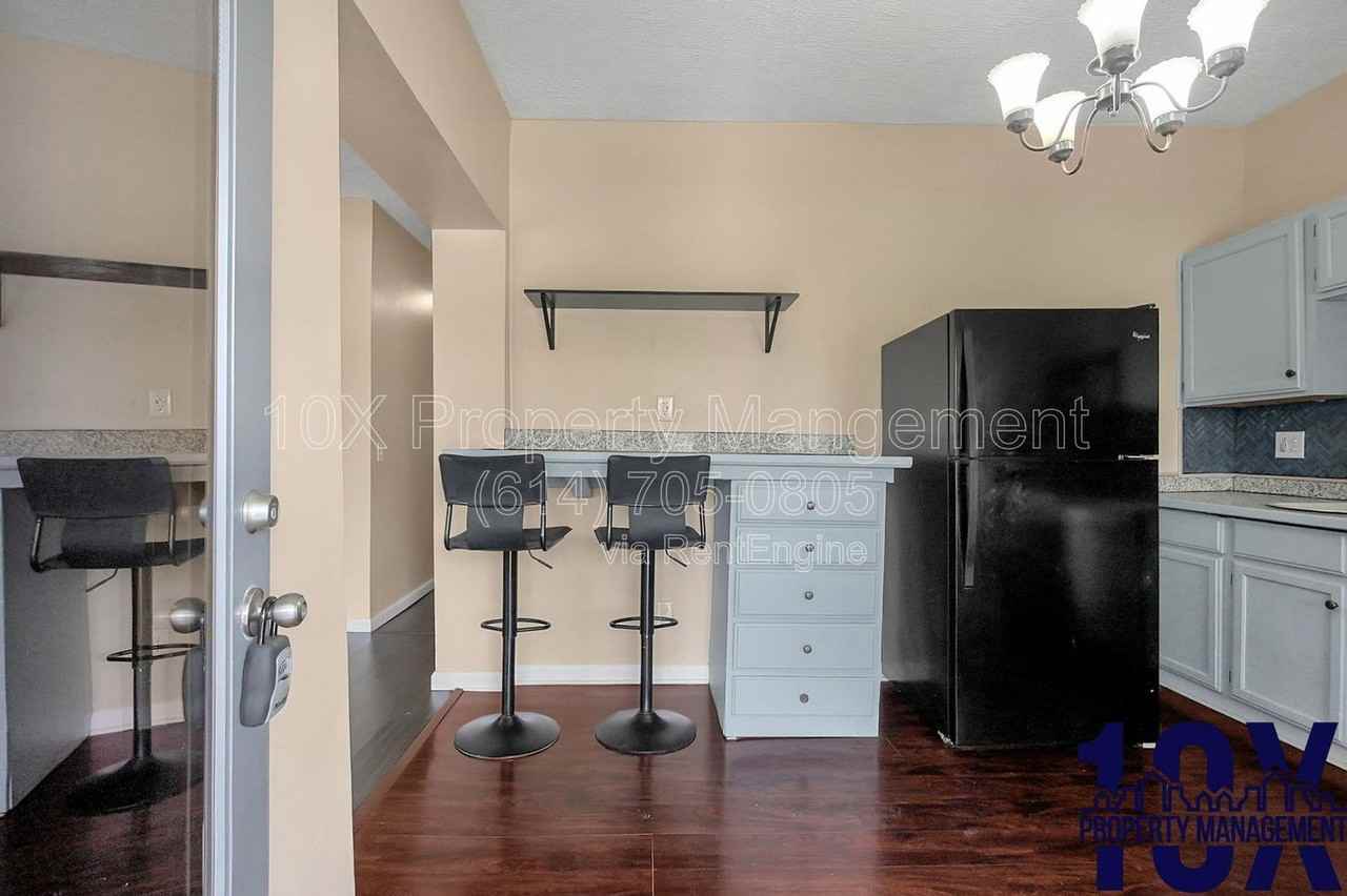 1652 Summit St #A - Photo 5 of 26