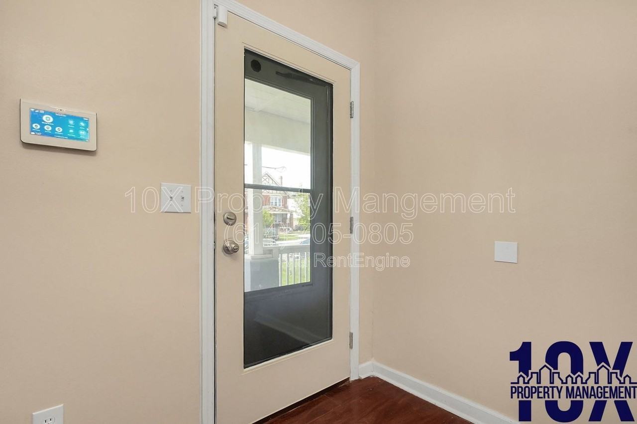 1652 Summit St #A - Photo 6 of 26