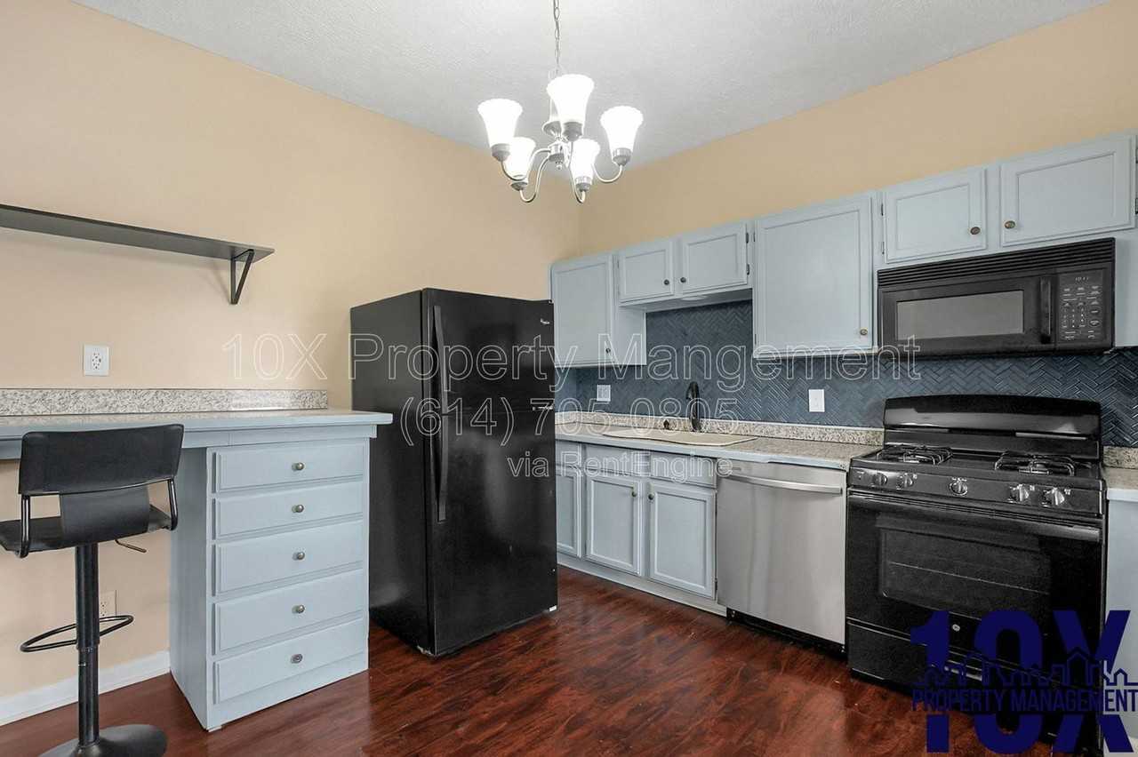 1652 Summit St #A - Photo 7 of 26