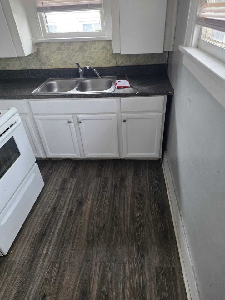 1023 Barrie Ave - Photo 3 of 16