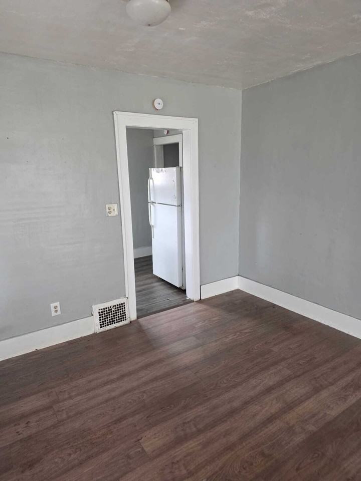 1023 Barrie Ave - Photo 6 of 16