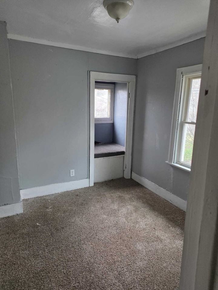 1023 Barrie Ave - Photo 7 of 16