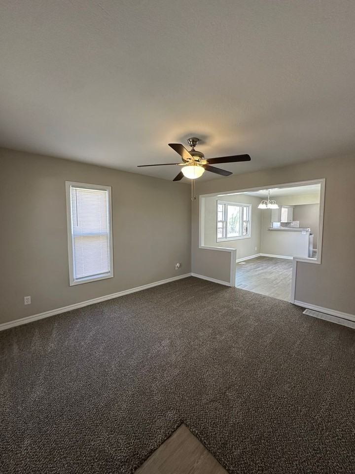 2220 N Waco Ave - Photo 2 of 16
