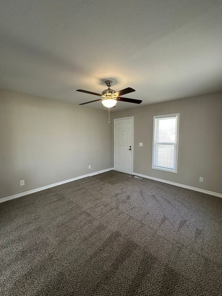2220 N Waco Ave - Photo 3 of 16