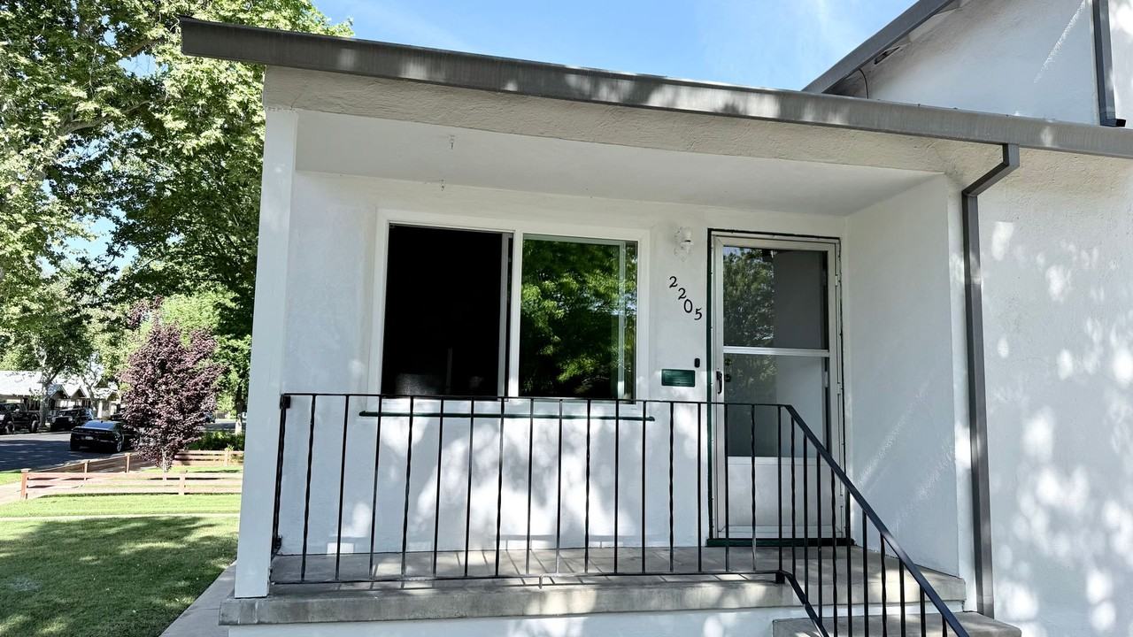2205 O St - Photo 2 of 9