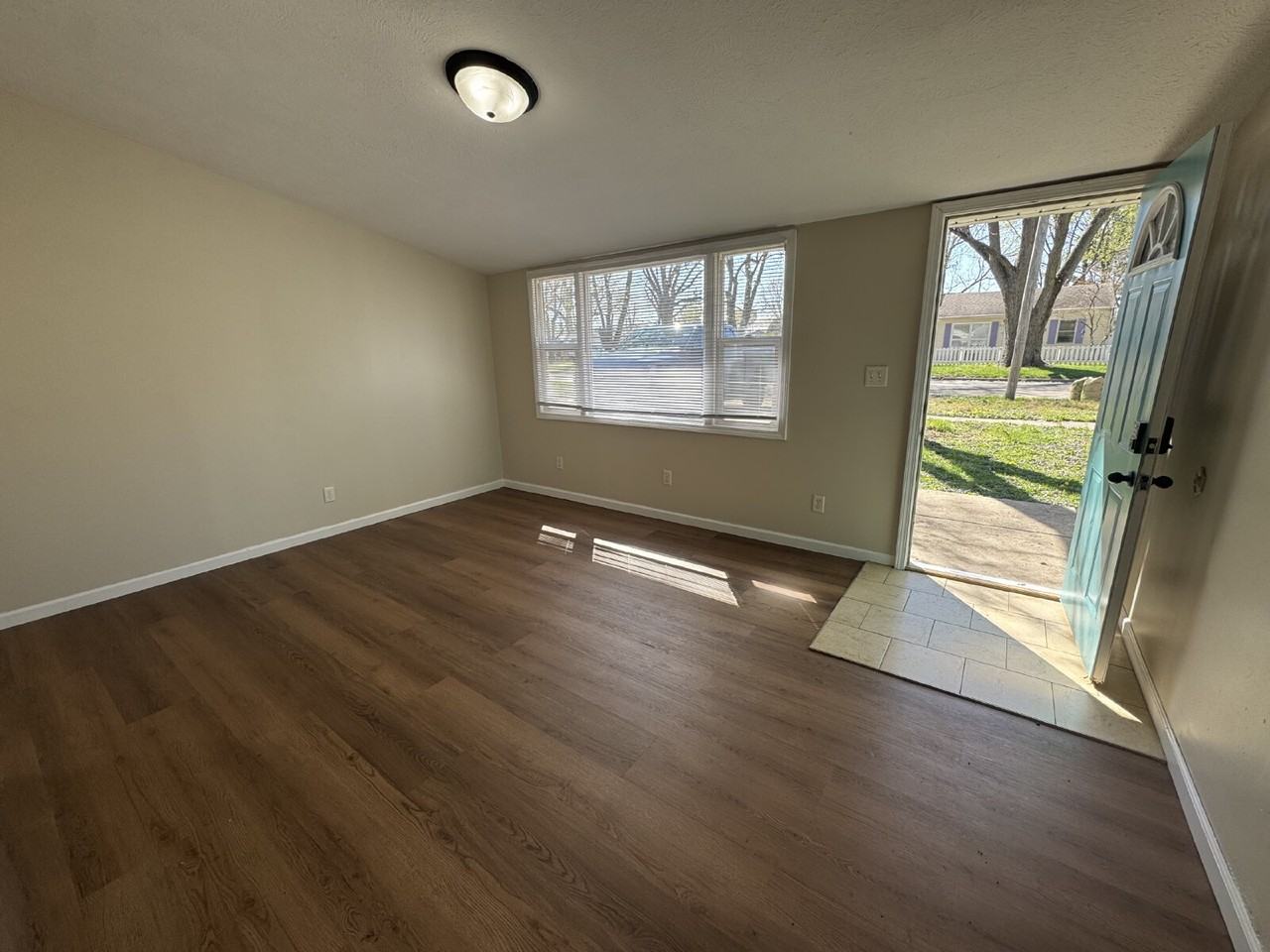 1036 N Indiana Ave - Photo 4 of 13