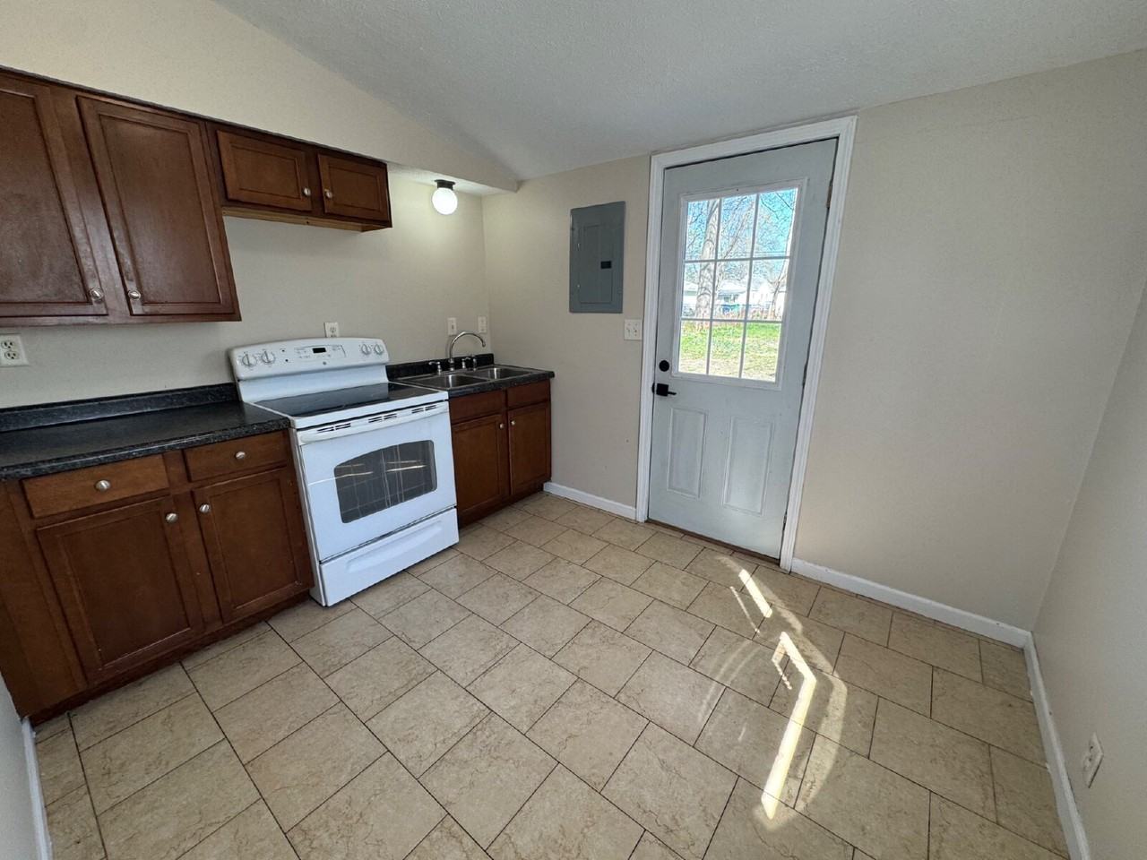 1036 N Indiana Ave - Photo 5 of 13