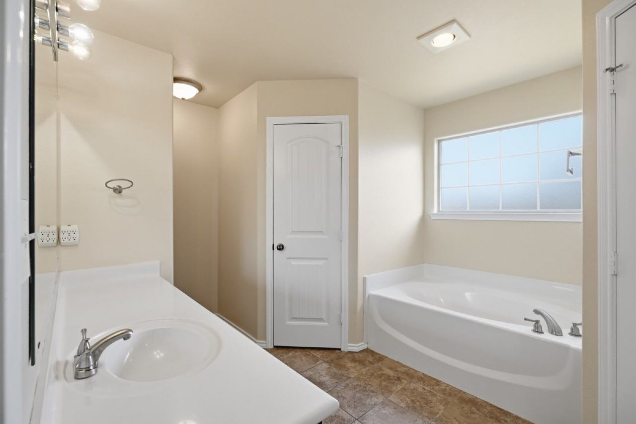 9304 Remington Ave - Photo 6 of 13