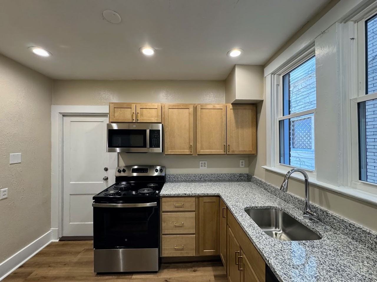 1680 Potomac Ave - Photo 5 of 12