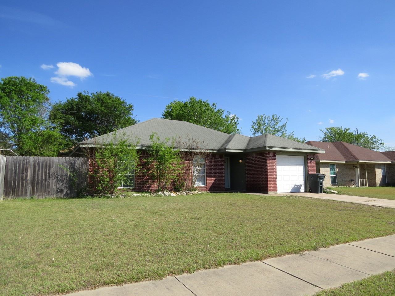 2606 Cross Timber Dr - Photo 2 of 22