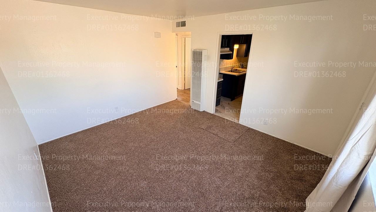 925 8th St - Photo 4 of 19