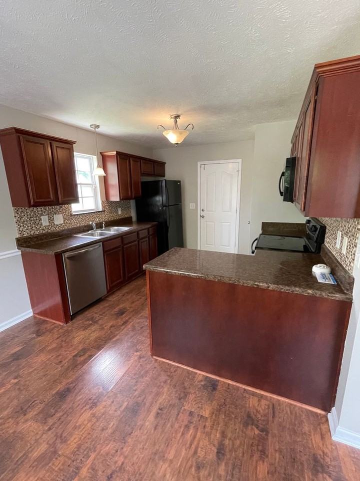 617 Niagra Ln - Photo 2 of 16