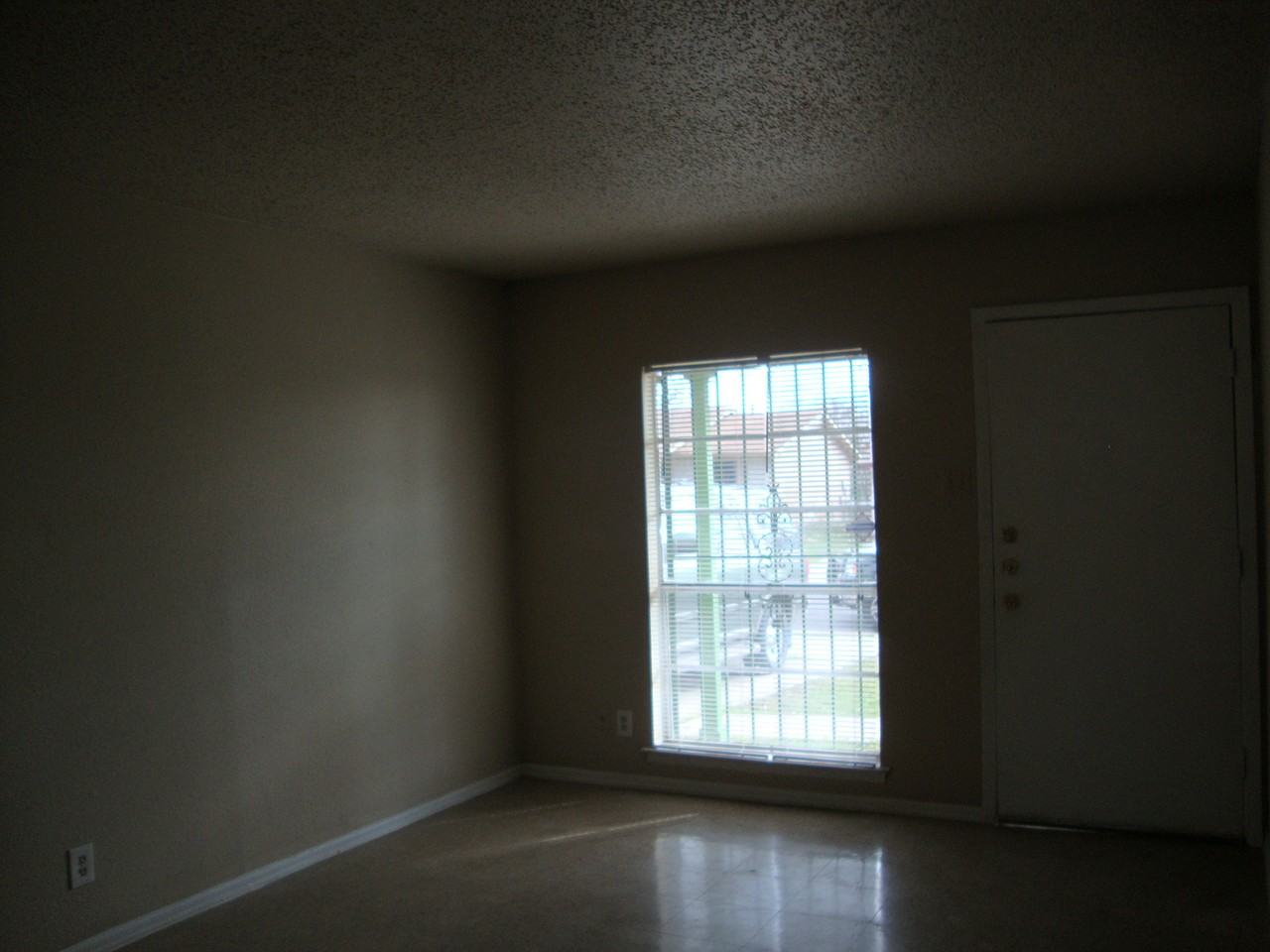 8715-Yellow Knife - Photo 3 of 15