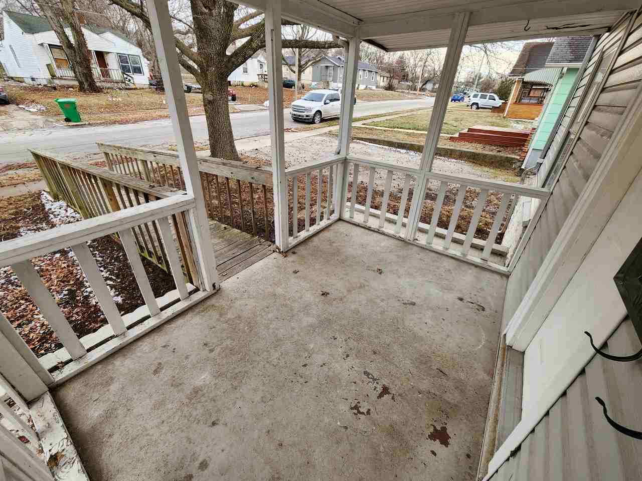 427 S Newton Ave - Photo 3 of 41