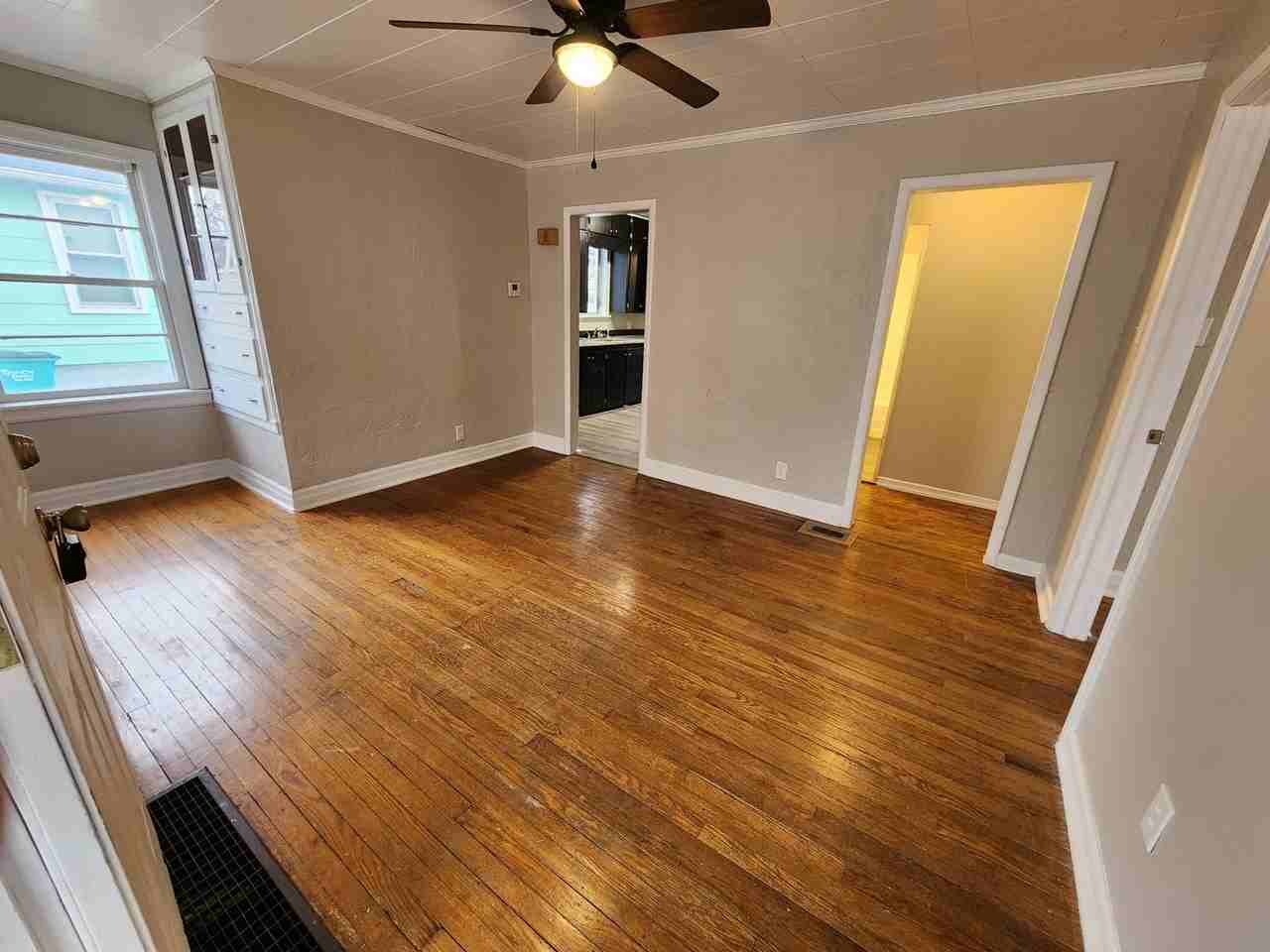 427 S Newton Ave - Photo 4 of 41