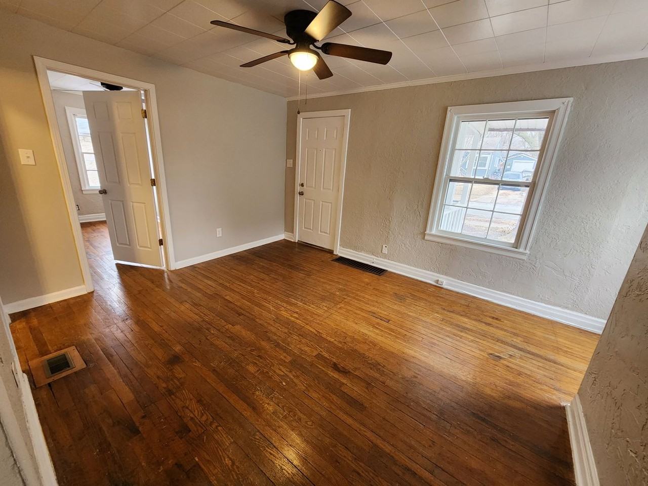 427 S Newton Ave - Photo 5 of 41