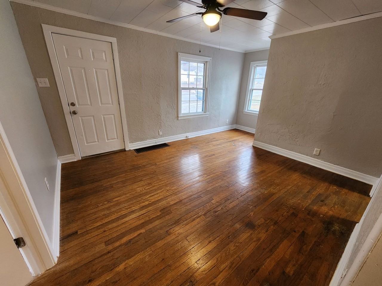 427 S Newton Ave - Photo 7 of 41