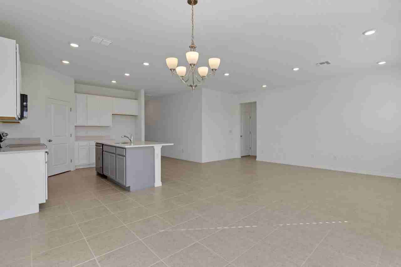 1415 Sterling Pointe Dr - Photo 4 of 38