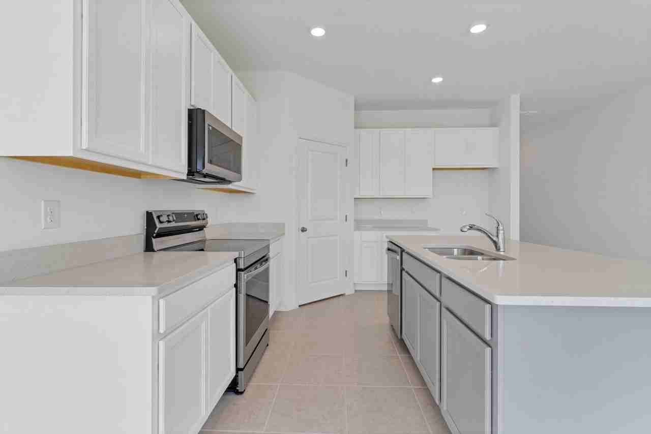 1415 Sterling Pointe Dr - Photo 7 of 38