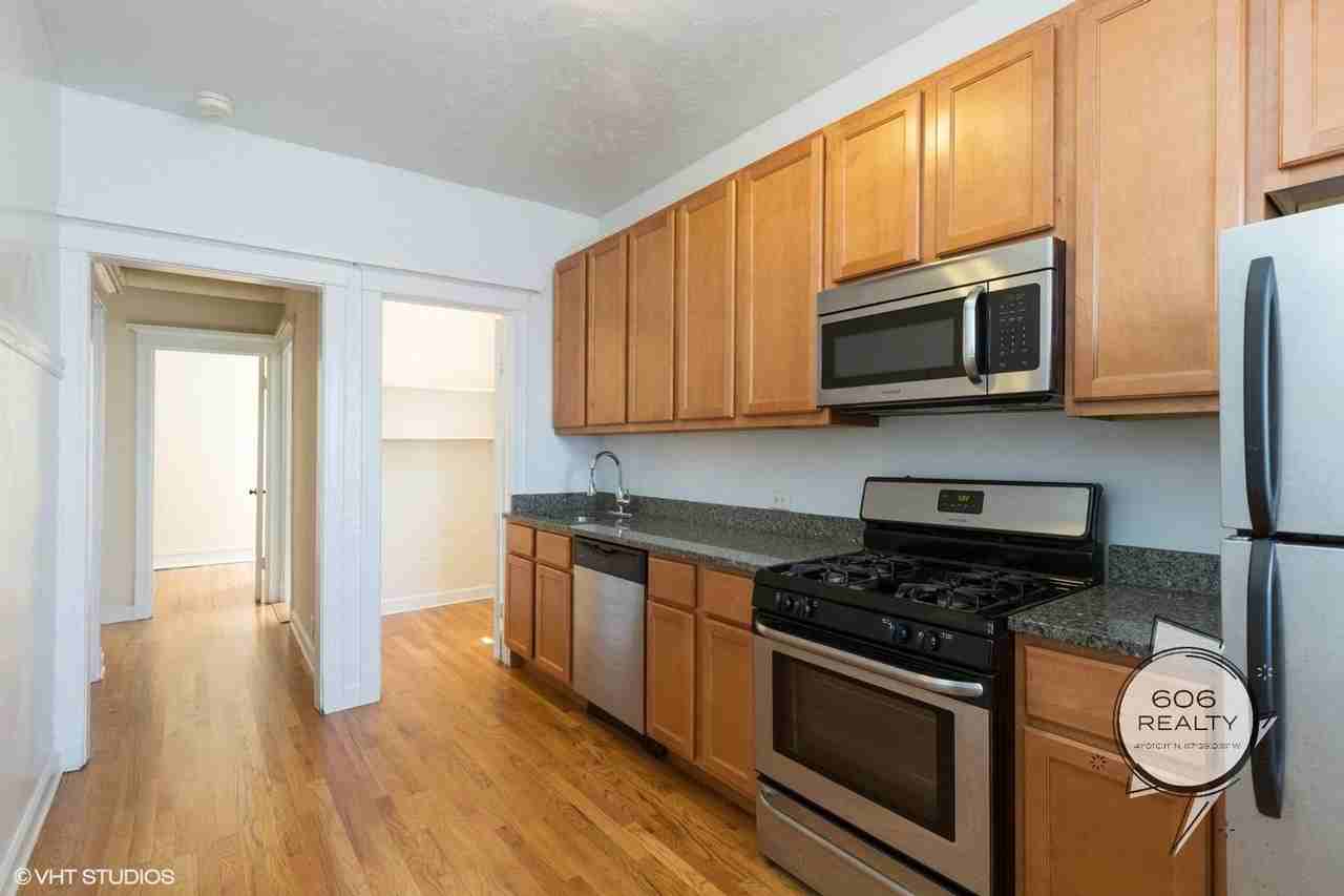 Jumbo Bronzeville Apts! - Photo 4 of 5