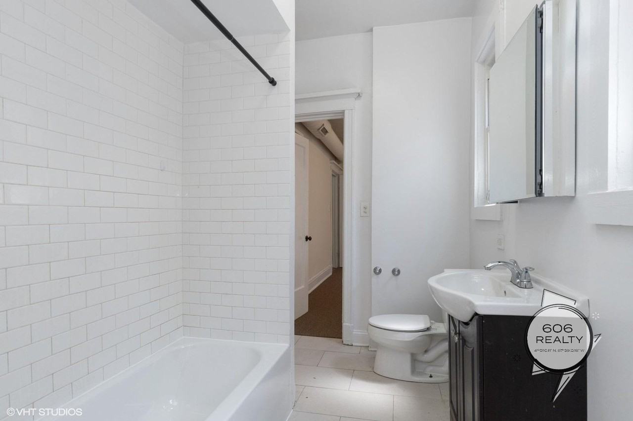 Jumbo Bronzeville Apts! - Photo 5 of 5