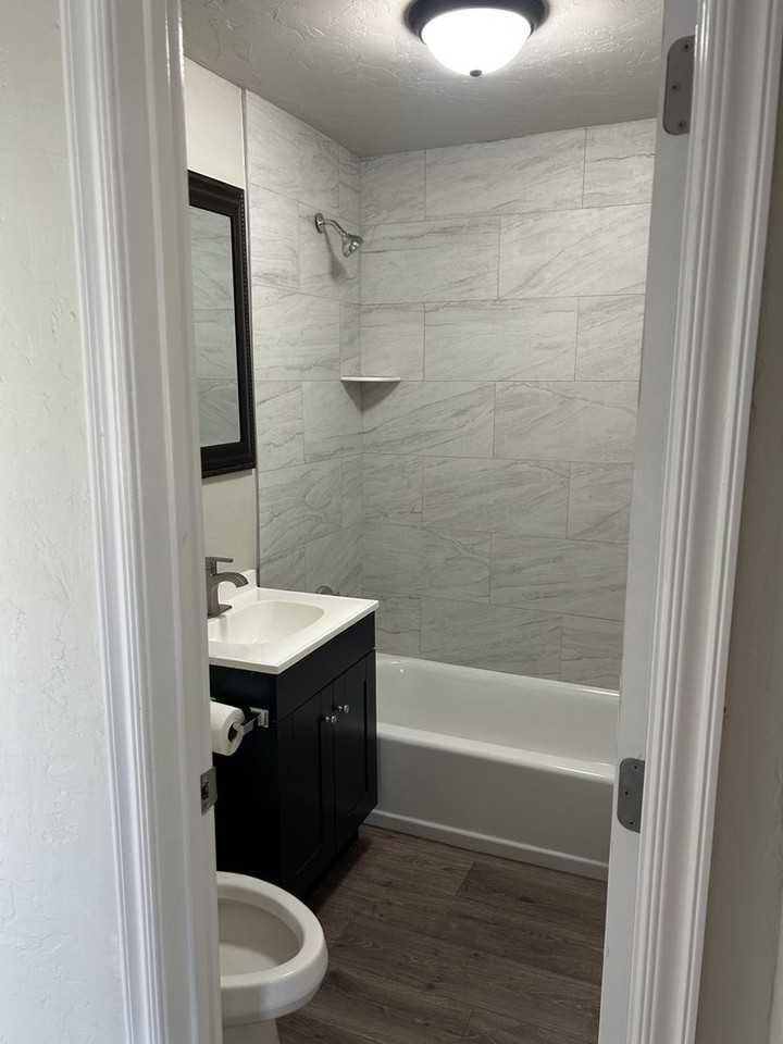 1438 Ne 27th St - Photo 5 of 9