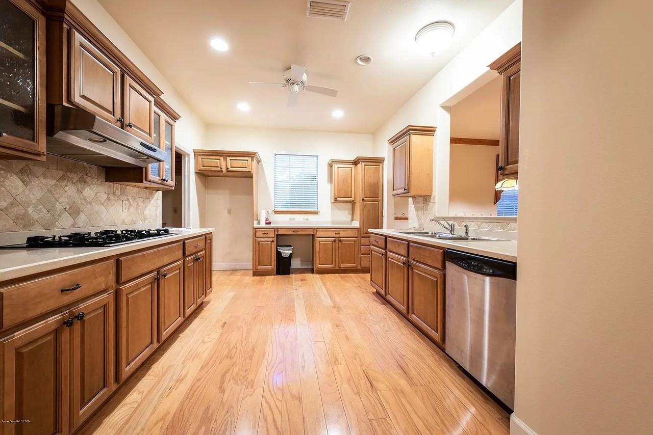 760 Wintergreen Ln - Photo 7 of 18