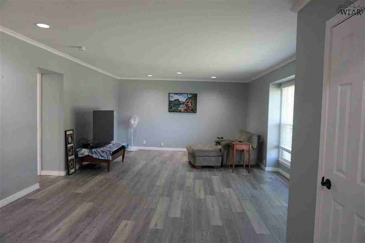 1607 Arlington St - Photo 2 of 27