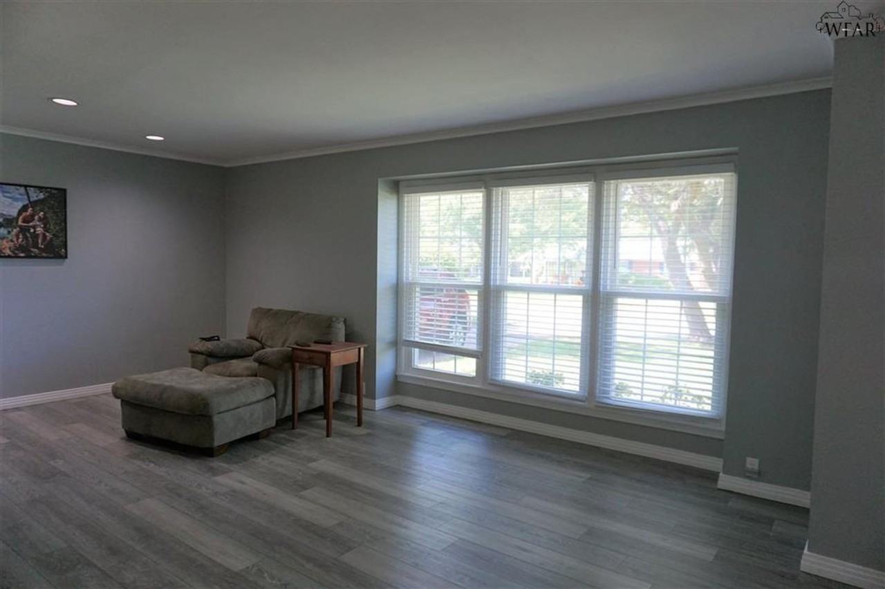 1607 Arlington St - Photo 3 of 27