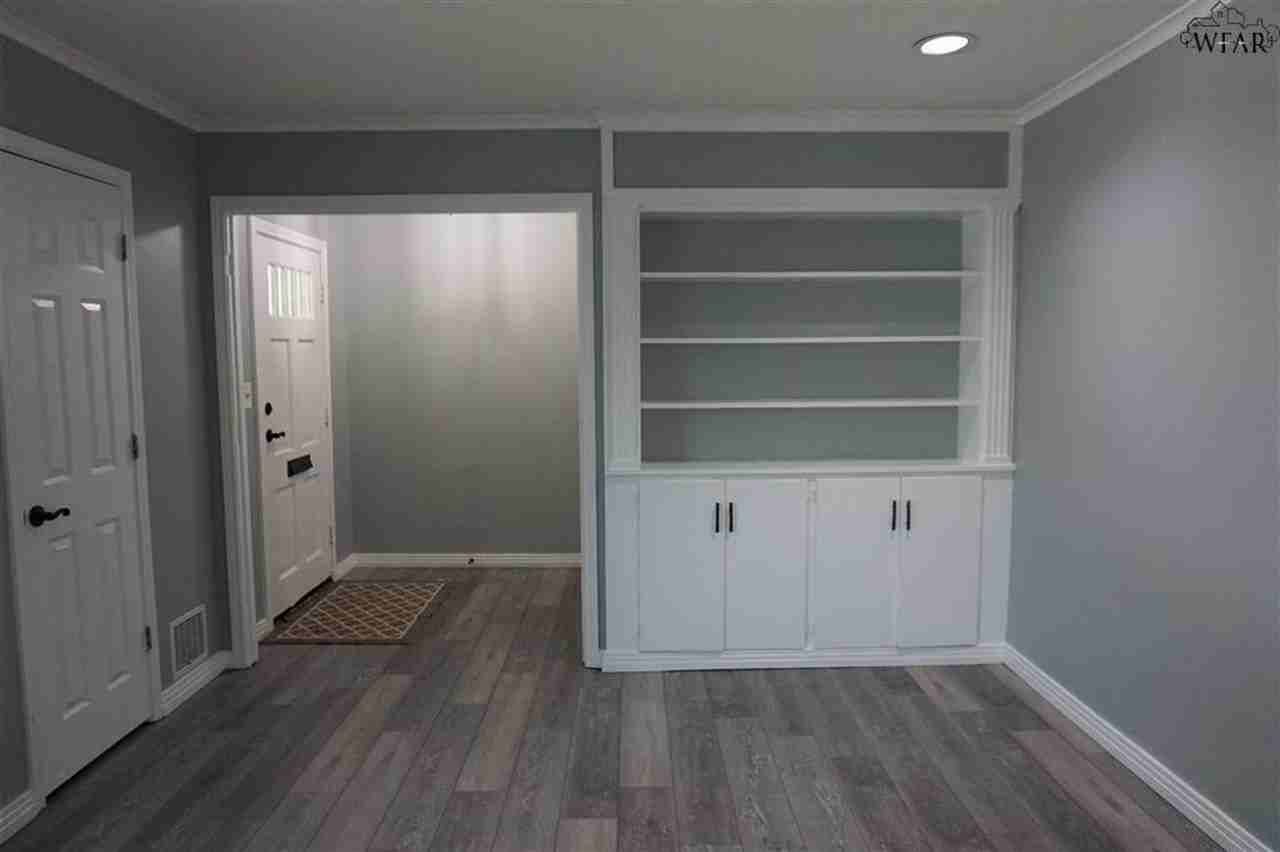 1607 Arlington St - Photo 4 of 27