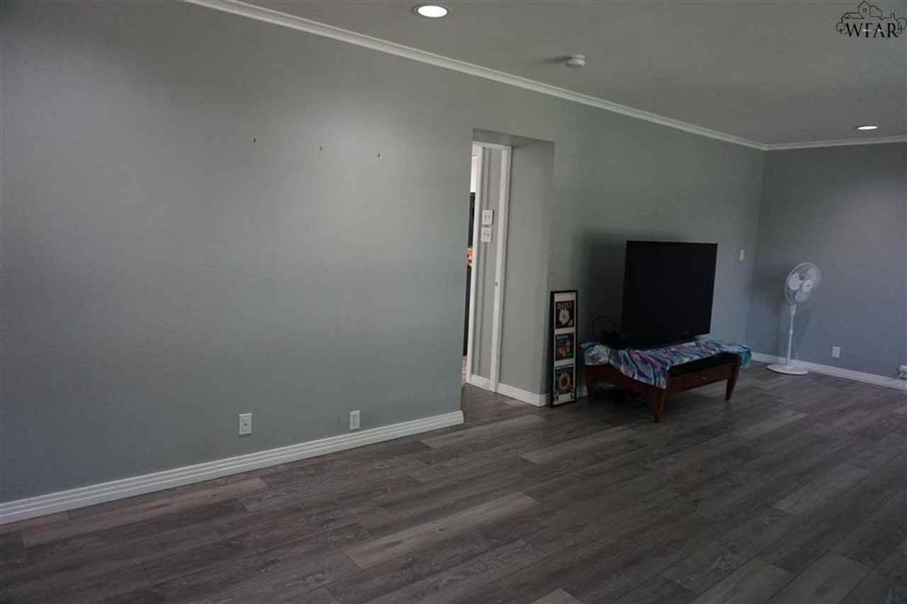 1607 Arlington St - Photo 5 of 27