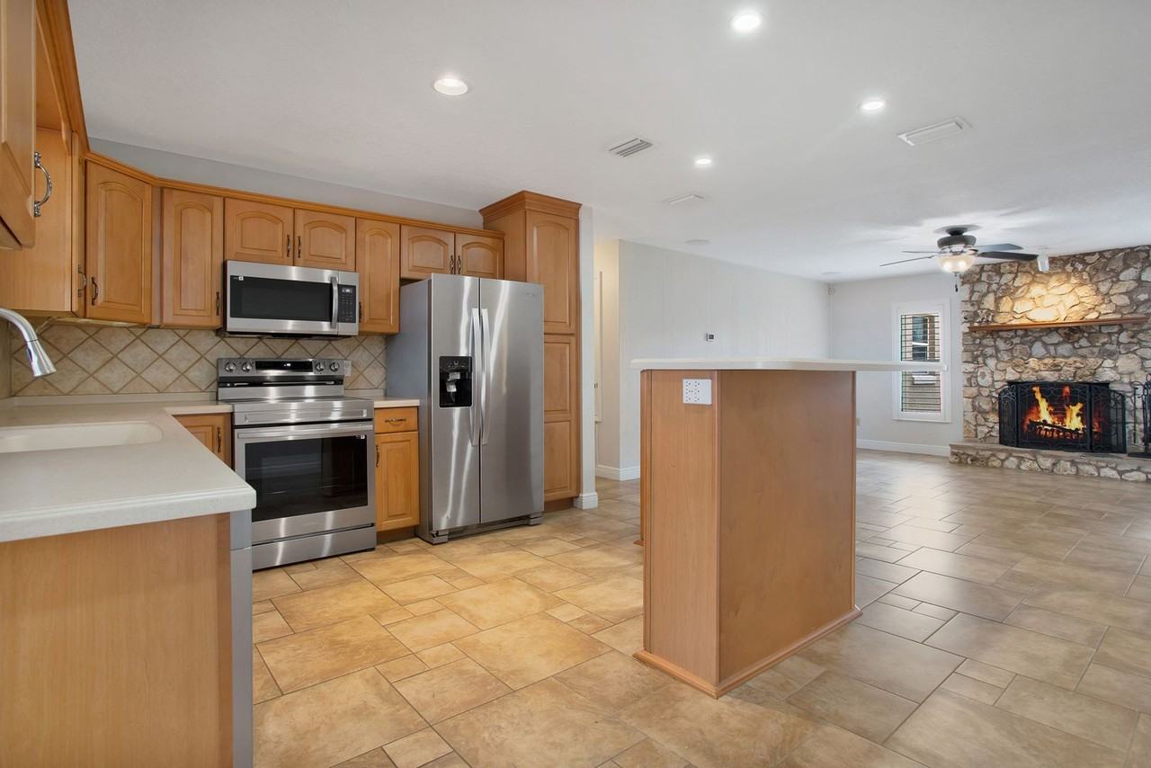 8757 Harbor View Dr - Photo 4 of 26