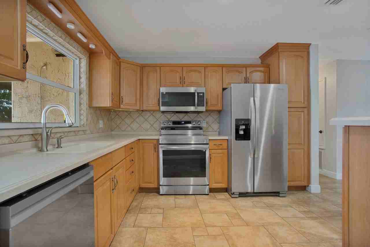 8757 Harbor View Dr - Photo 5 of 26