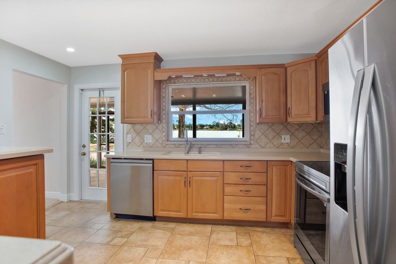 8757 Harbor View Dr - Photo 6 of 26