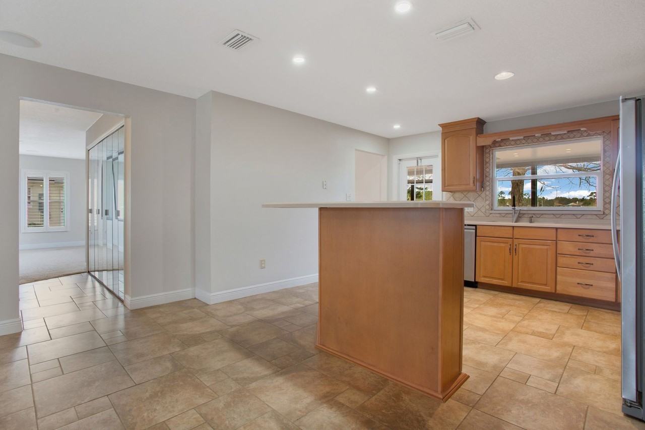 8757 Harbor View Dr - Photo 7 of 26