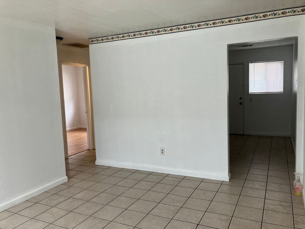 926 W 13th St - Photo 2 of 5