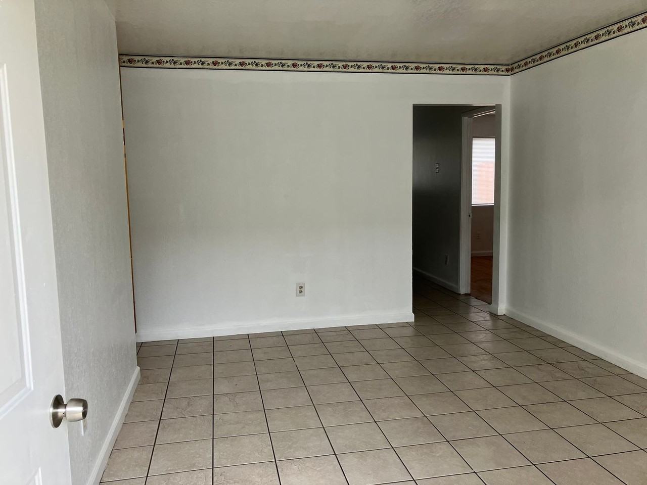 926 W 13th St - Photo 3 of 5