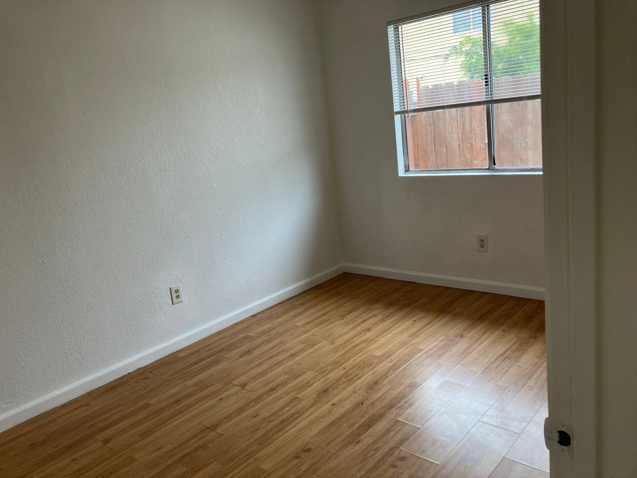 926 W 13th St - Photo 4 of 5